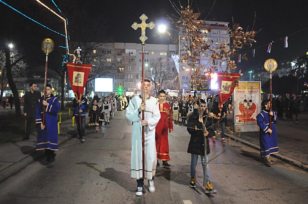 ЧАРОБНО У СЕМБЕРИЈИ: Паљење бадњака пред 10.000 људи (ФОТО)